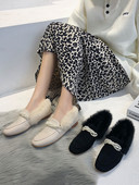 Modern női cipő gyöngyökkel és pehellyel - műbőr