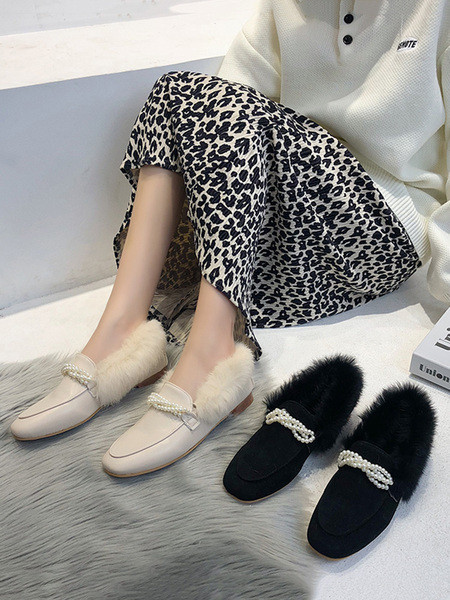 Modern női cipő gyöngyökkel és pehellyel - műbőr