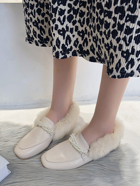 Modern női cipő gyöngyökkel és pehellyel - műbőr