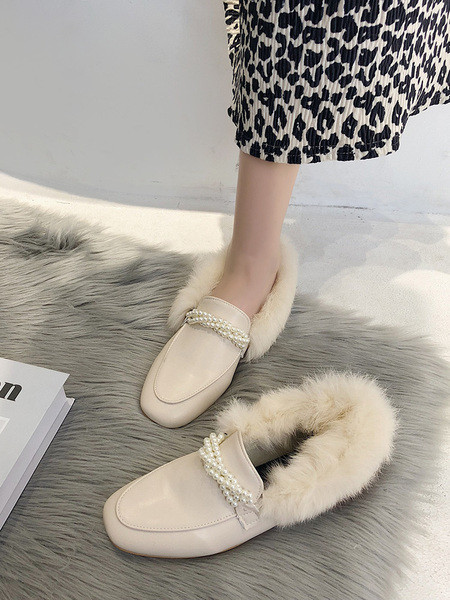 Modern női cipő gyöngyökkel és pehellyel - műbőr