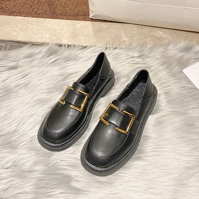 Γυναικεία casual παπούτσια από οικολογικό δέρμα με επίπεδη σόλα και μεταλλική διακόσμηση