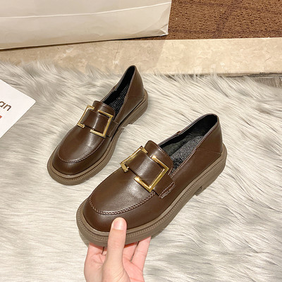 Γυναικεία casual παπούτσια από οικολογικό δέρμα με επίπεδη σόλα και μεταλλική διακόσμηση