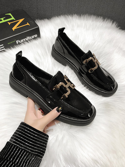 Γυναικεία casual παπούτσια από οικολογικό δέρμα με μεταλλική αγκράφα σε μαύρο χρώμα