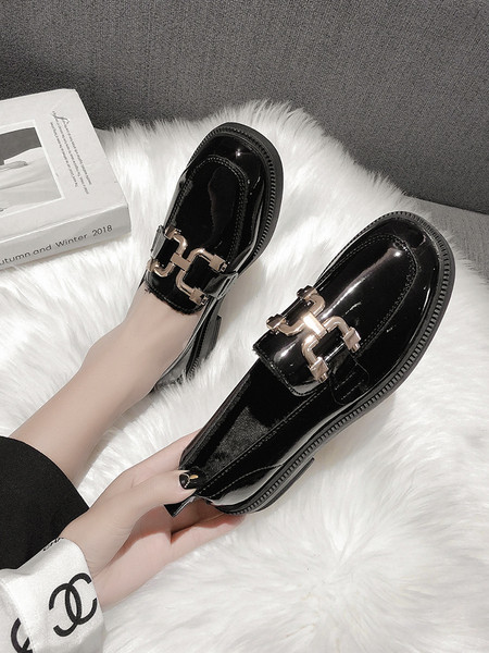 Női alkalmi cipő eko bőrből, fém csattal fekete színben