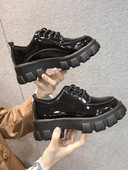 Alkalmi női bőrcipő magas talppal és fűzővel