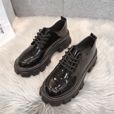 Alkalmi női bőrcipő magas talppal és fűzővel