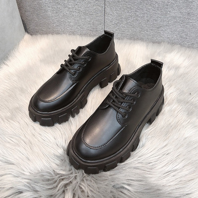 Alkalmi női bőrcipő magas talppal és fűzővel