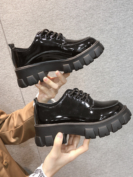 Alkalmi női bőrcipő magas talppal és fűzővel