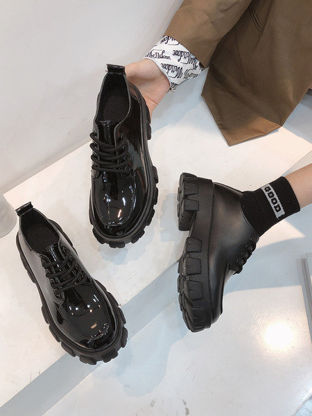 Alkalmi női bőrcipő magas talppal és fűzővel