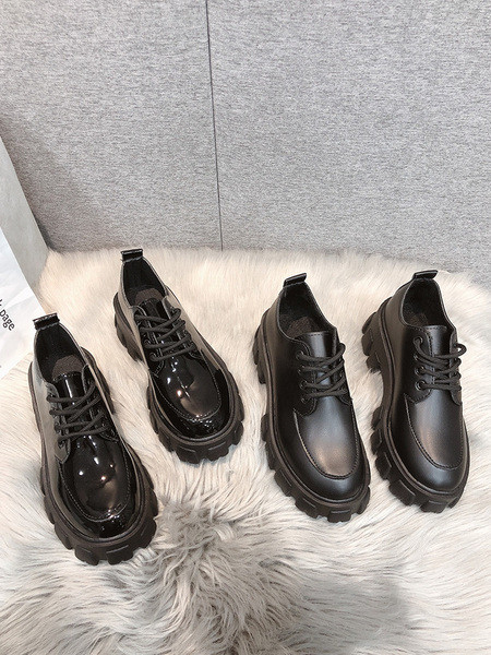 Alkalmi női bőrcipő magas talppal és fűzővel