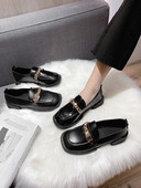 Fém csattal és lapos talpú női bőrcipő