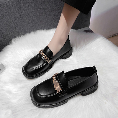 Fém csattal és lapos talpú női bőrcipő