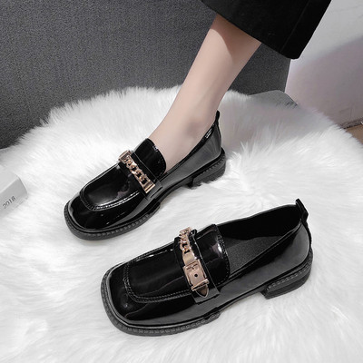 Fém csattal és lapos talpú női bőrcipő