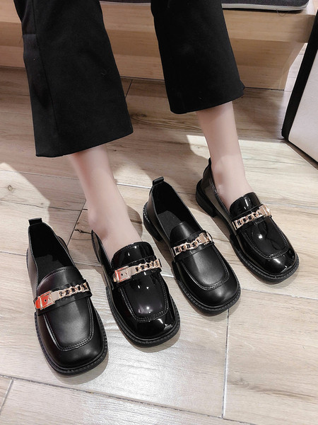 Fém csattal és lapos talpú női bőrcipő