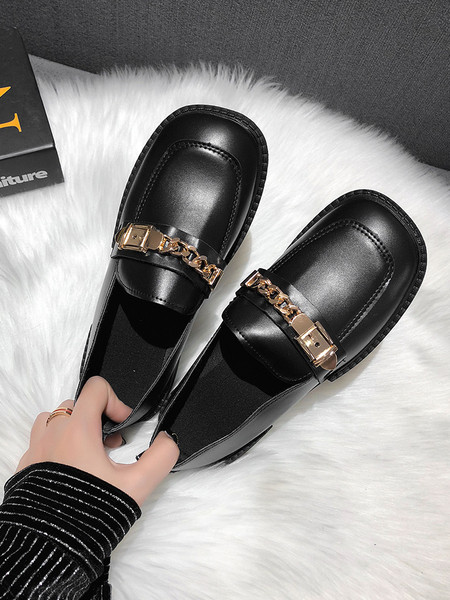 Fém csattal és lapos talpú női bőrcipő