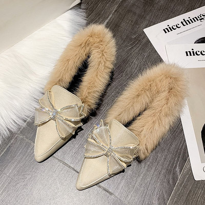 Modern női hegyes cipő szalaggal és pehellyel