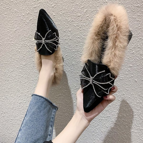 Modern női hegyes cipő szalaggal és pehellyel