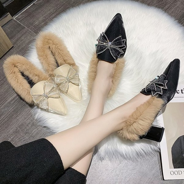 Modern női hegyes cipő szalaggal és pehellyel