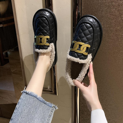 Alkalmi női cipő meleg béléssel és fém díszítéssel