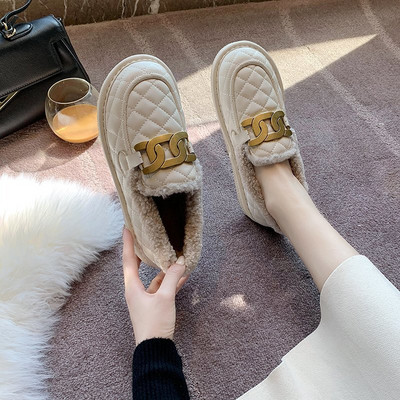 Alkalmi női cipő meleg béléssel és fém díszítéssel