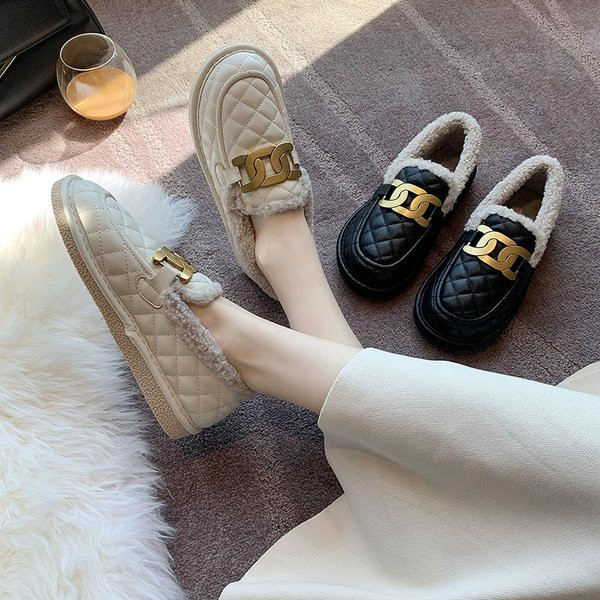 Alkalmi női cipő meleg béléssel és fém díszítéssel