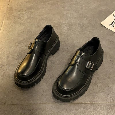 Női alkalmi cipő fekete pántban