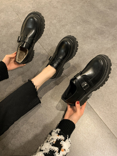 Női alkalmi cipő fekete pántban