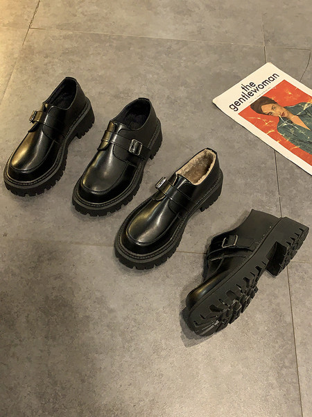 Női alkalmi cipő fekete pántban