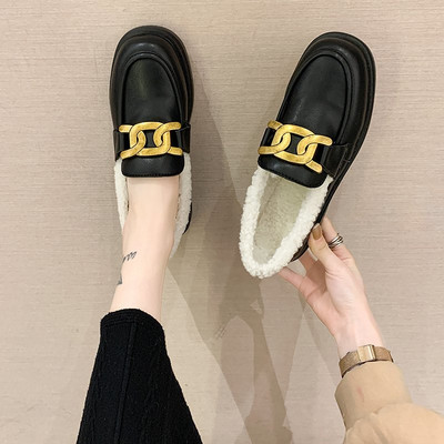 Alkalmi női cipő fém csattal és meleg béléssel