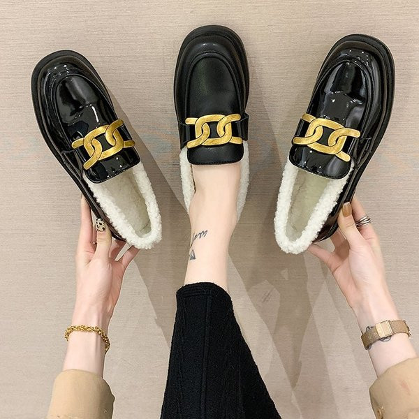 Alkalmi női cipő fém csattal és meleg béléssel