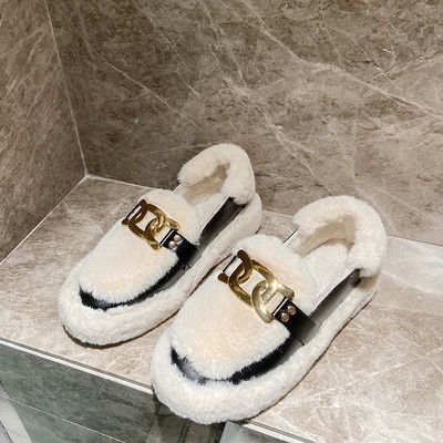 Νέο μοντέλο γυναικεία παπούτσια με επίπεδη σόλα και μεταλλική διακόσμηση