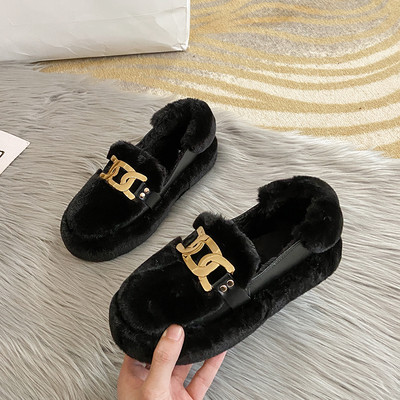 Νέο μοντέλο γυναικεία παπούτσια με επίπεδη σόλα και μεταλλική διακόσμηση