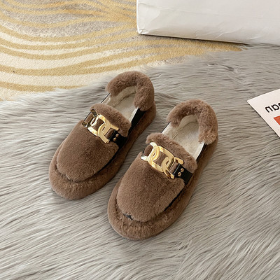 Νέο μοντέλο γυναικεία παπούτσια με επίπεδη σόλα και μεταλλική διακόσμηση