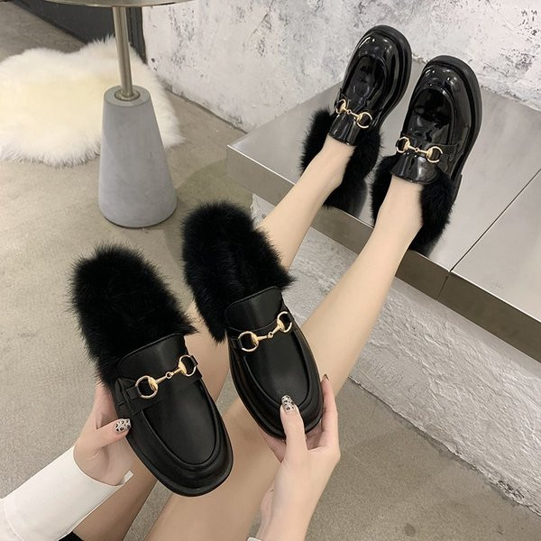 Ležerne ženske kožne cipele s perjem i metalnim ukrasom