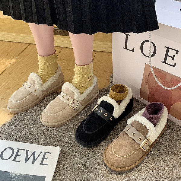 Női alkalmi cipő pehellyel és csattal