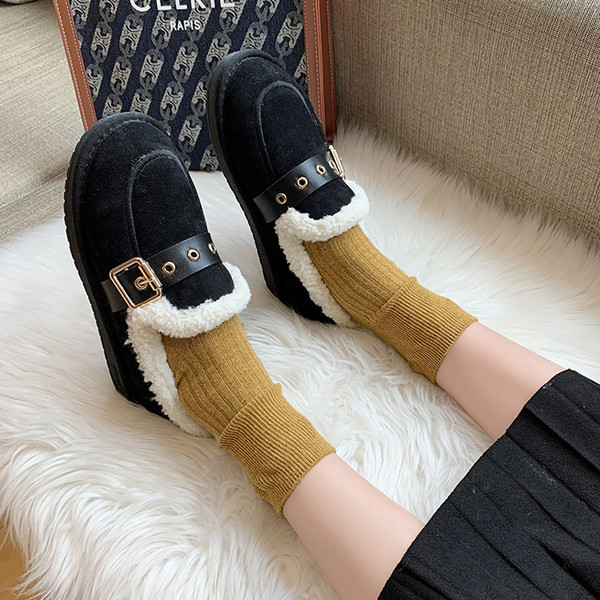 Női alkalmi cipő pehellyel és csattal