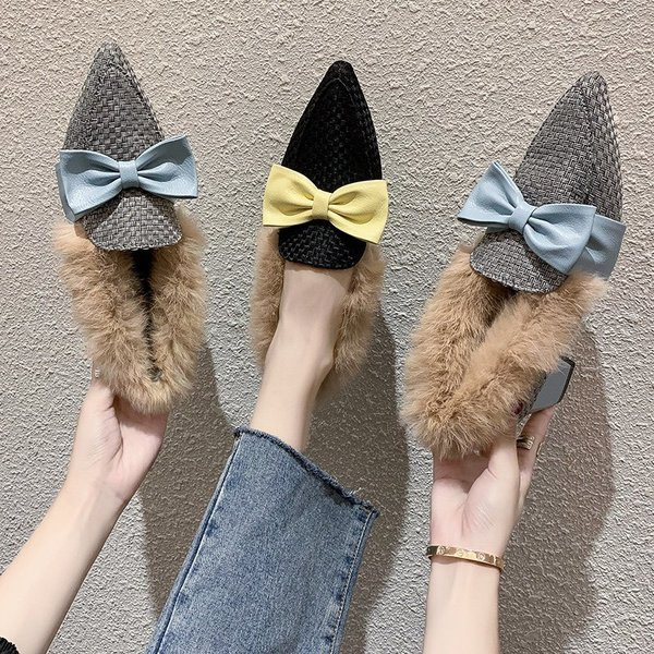 Modern női cipő szalaggal és pehellyel - hegyes modell