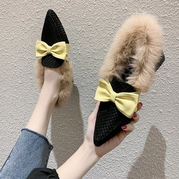 Modern női cipő szalaggal és pehellyel - hegyes modell