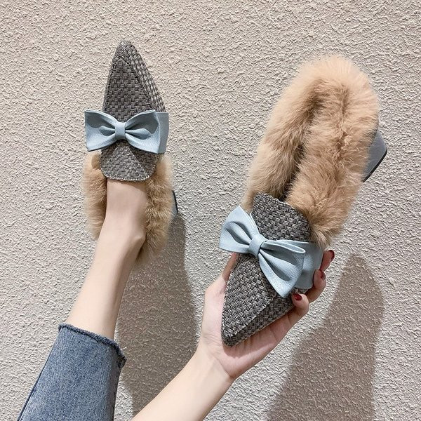 Modern női cipő szalaggal és pehellyel - hegyes modell