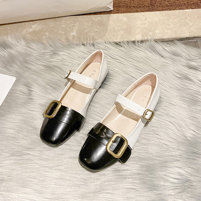 Eko bőrből készült modern női cipő fém csatokkal