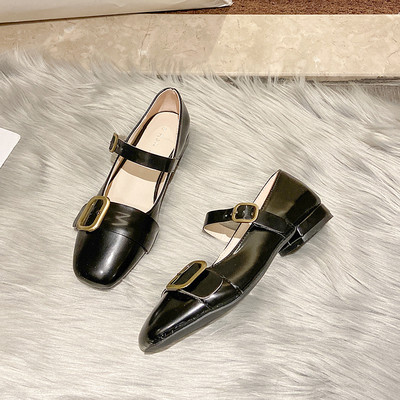 Eko bőrből készült modern női cipő fém csatokkal