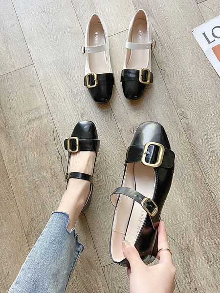 Eko bőrből készült modern női cipő fém csatokkal