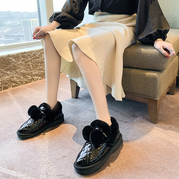 Női bőrcipő lapos talppal és pehellyel