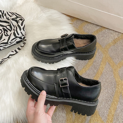 Lapos talpú, fém csattal ellátott női bőrcipő