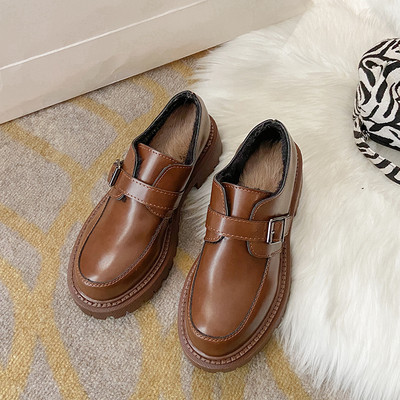 Lapos talpú, fém csattal ellátott női bőrcipő