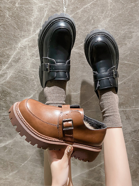 Lapos talpú, fém csattal ellátott női bőrcipő