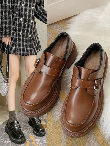 Lapos talpú, fém csattal ellátott női bőrcipő