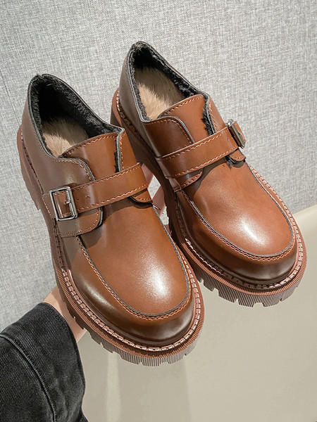 Lapos talpú, fém csattal ellátott női bőrcipő