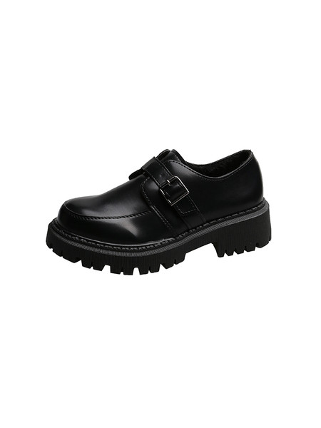 Lapos talpú, fém csattal ellátott női bőrcipő