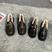 Fekete színű női cipő fém elemmel - két modell